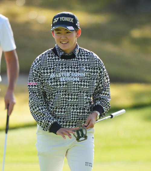 プロアマに出場し、笑顔でラウンドする岩井明愛（撮影・菅敏）