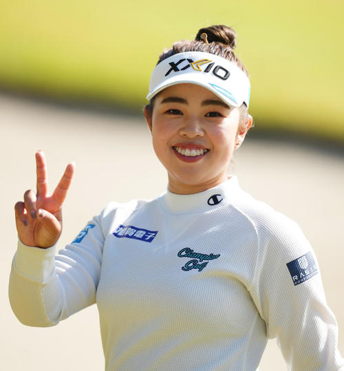 プロアマに出場し、笑顔でラウンドする山下美夢有（撮影・菅敏）