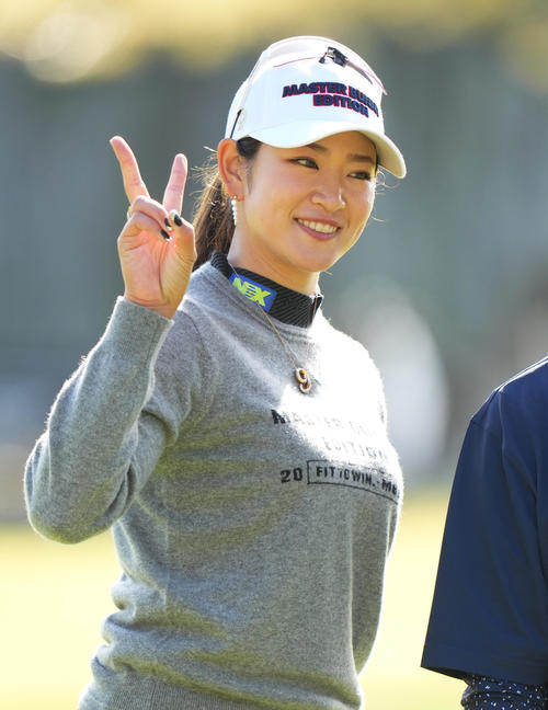 プロアマに出場し、関係者と記念写真に納まる原英莉花（撮影・菅敏）