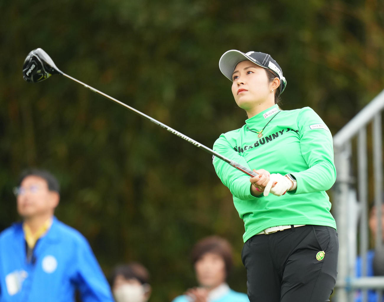 1番、ティーショットを放つ大里（撮影・菅敏）