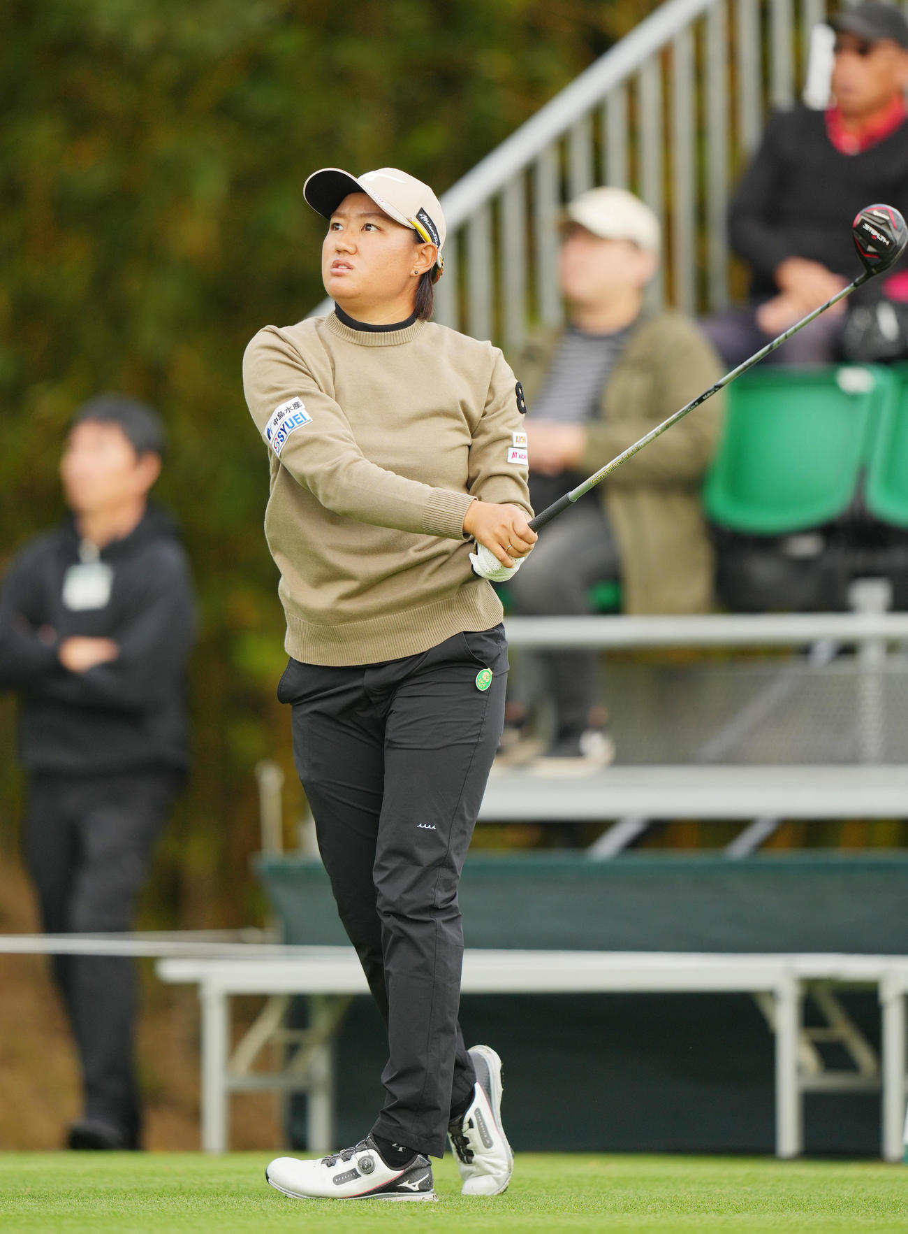 1番、ティーショットを放つ野沢（撮影・菅敏）