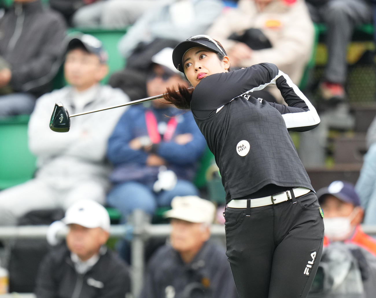 1番、ティーショットを放つ天本（撮影・菅敏）