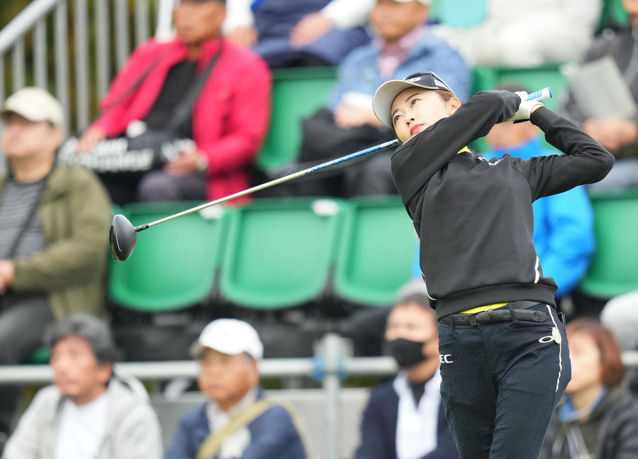 1番、ティーショットを放つ安田（撮影・菅敏）