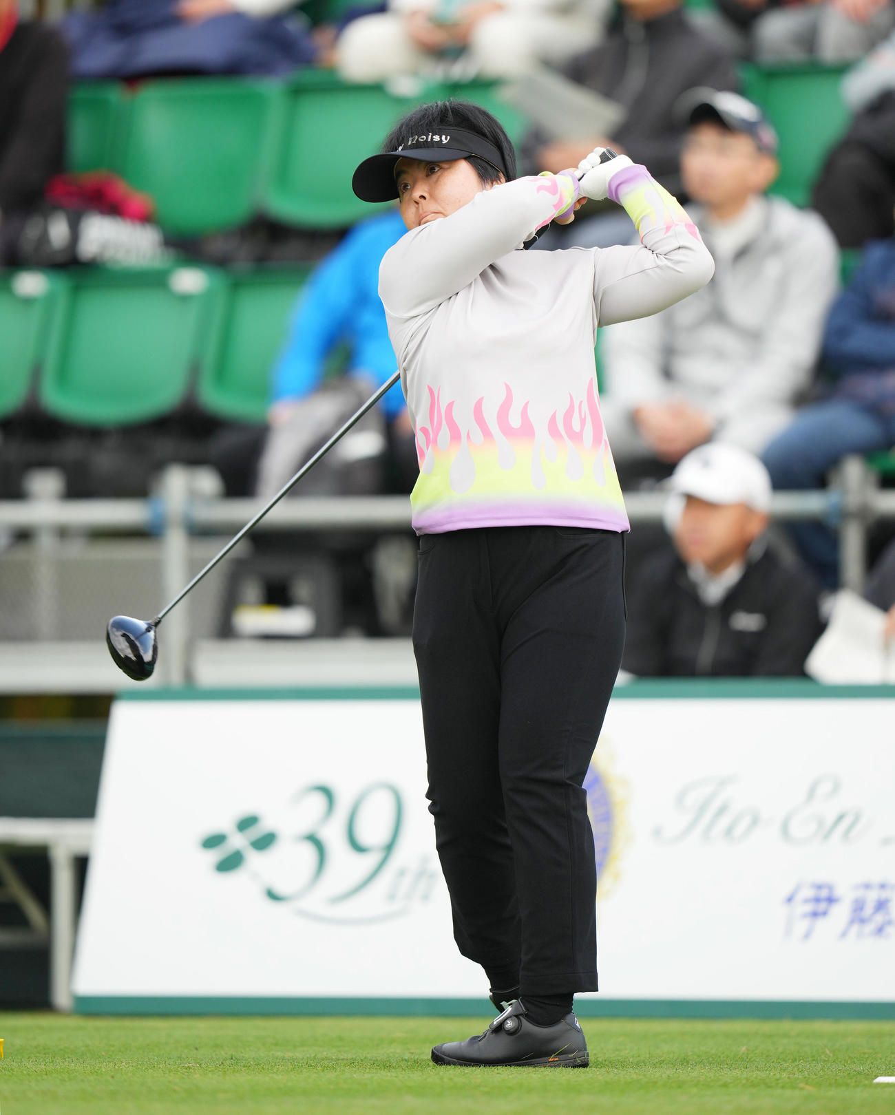 1番、ティーショットを放つ不動（撮影・菅敏）