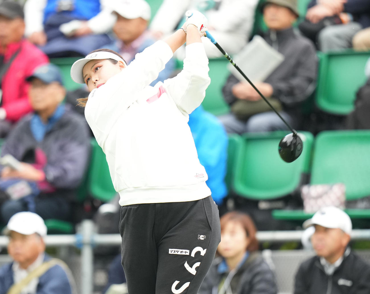 1番、ティーショットを放つささき（撮影・菅敏）