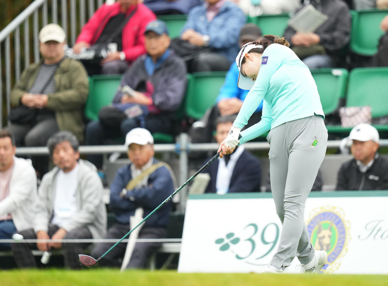 1番、ティーショットを放つ山内（撮影・菅敏）