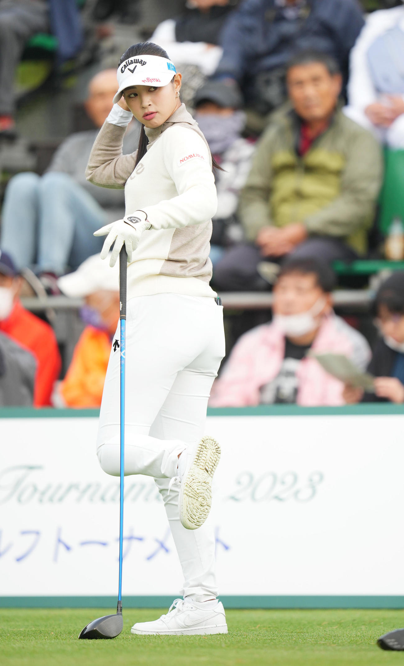 1番、選手たちと話す柏原（撮影・菅敏）