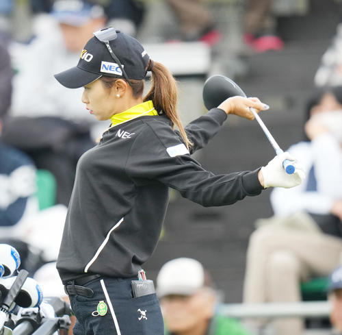 1番、ティーショットを前にストレッチをする安田（撮影・菅敏）