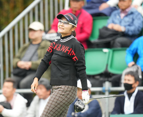 1番、ティーショットを放つ藤田（撮影・菅敏）