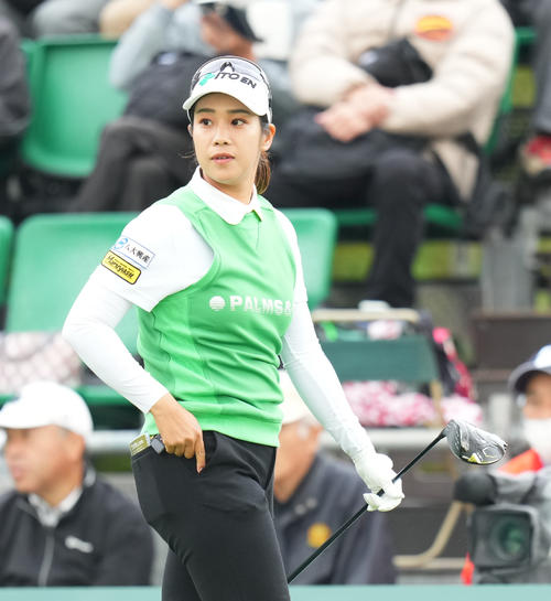 1番、ティーショットを放つ浜田（撮影・菅敏）