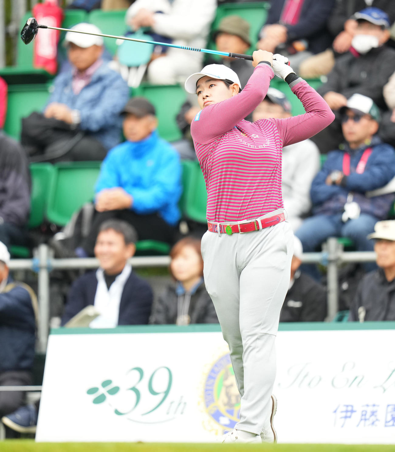 1番、ティーショットを放つ川岸（撮影・菅敏）