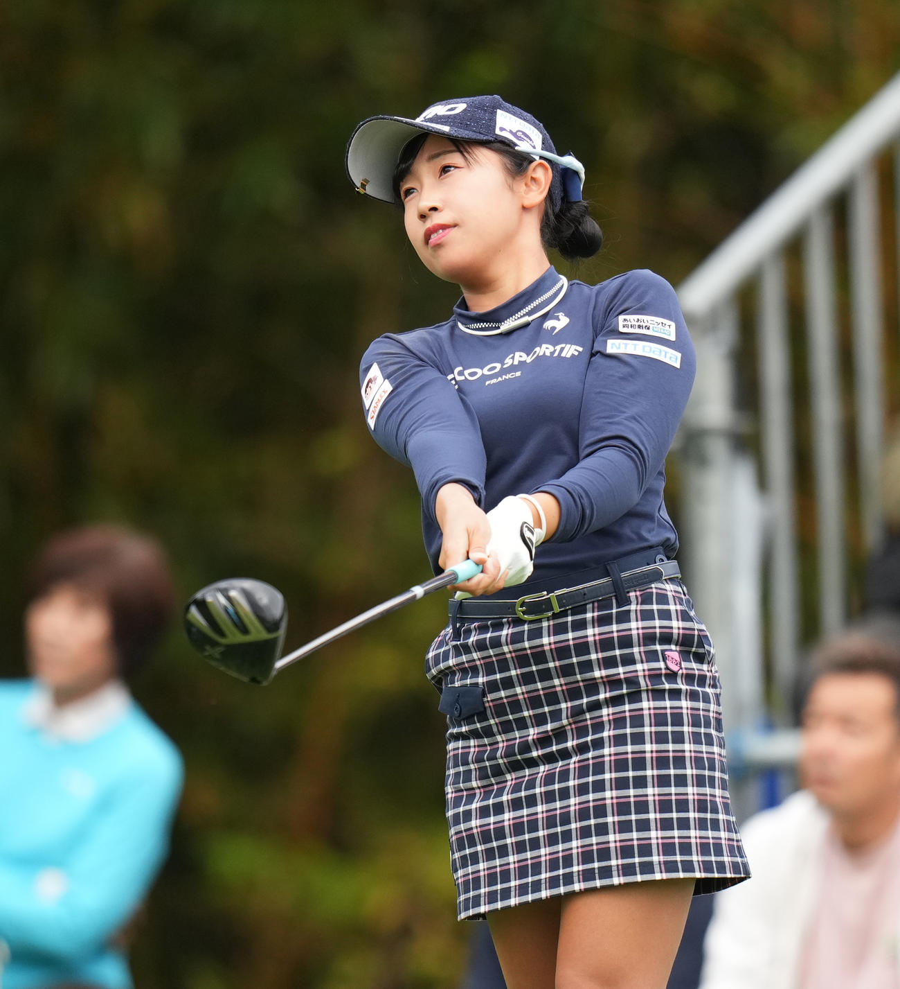 1番、ティーショットを放つ菅沼（撮影・菅敏）