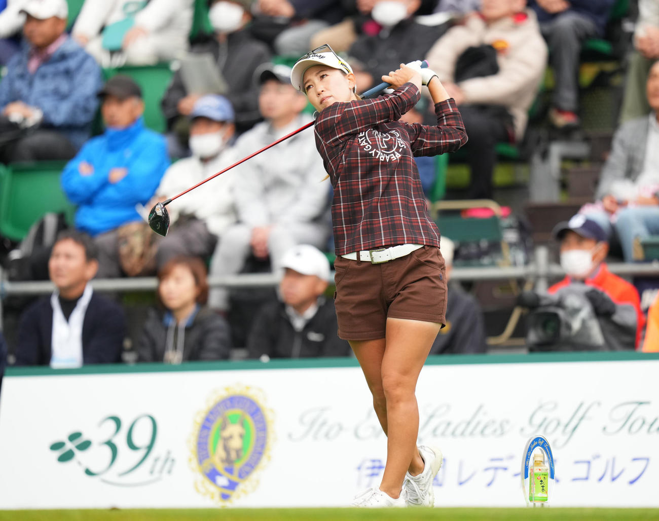 1番、ティーショットを放つ上田（撮影・菅敏）