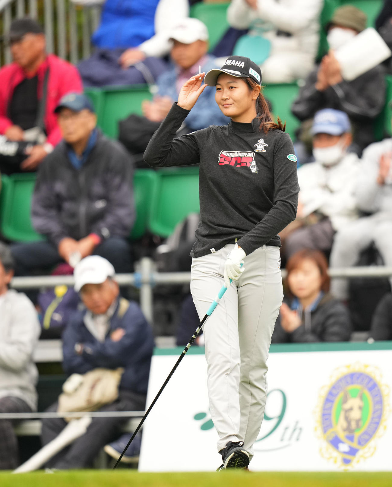 1番、ティーショットを放つ神谷（撮影・菅敏）