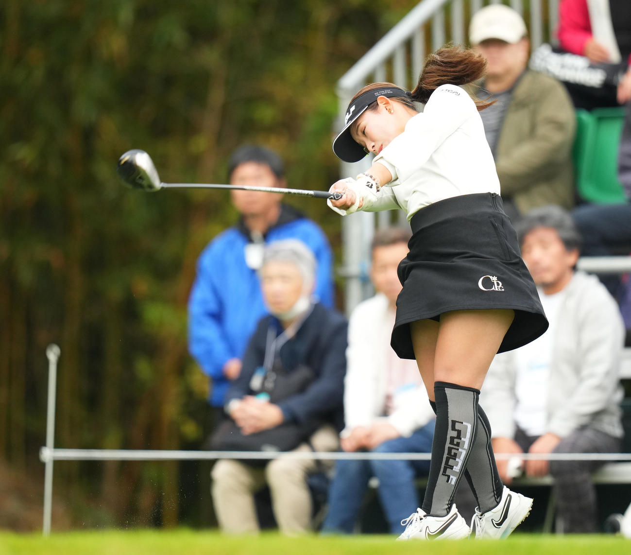 1番、ティーショットを放つ吉本（撮影・菅敏）