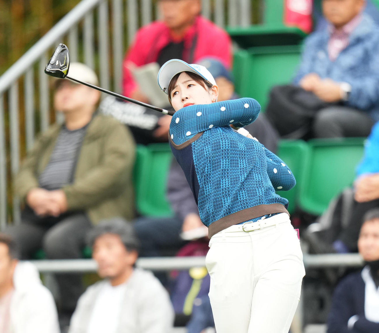 1番、ティーショットを放つ蛭田（撮影・菅敏）