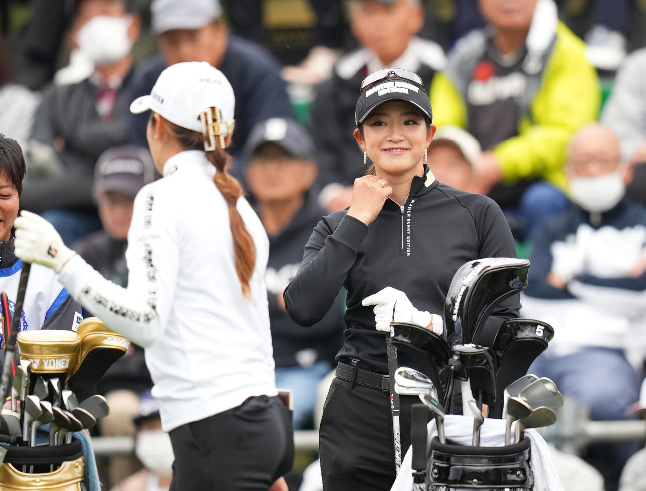 1番、ティーショットを前に稲見（左）と話す原（撮影・菅敏）