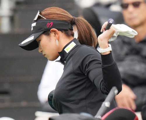 1番、ティーショットを前にストレッチをする原（撮影・菅敏）