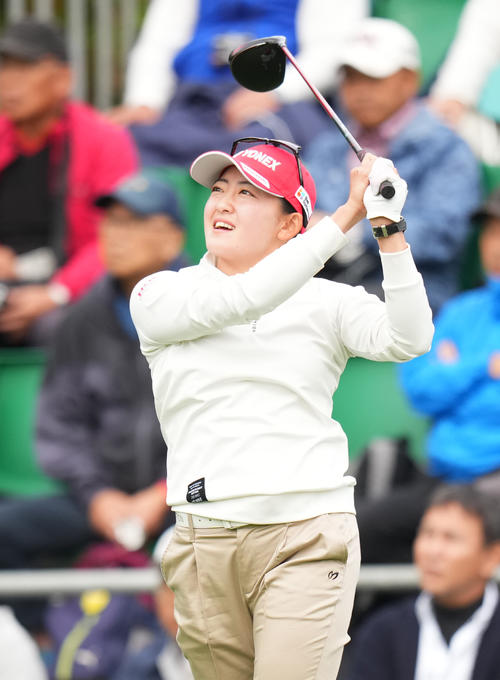 1番、ティーショットを放つ岩井千（撮影・菅敏）