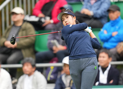 1番、ティーショットを放つ青木（撮影・菅敏）