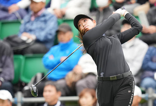 1番、ティーショットを放つ原（撮影・菅敏）