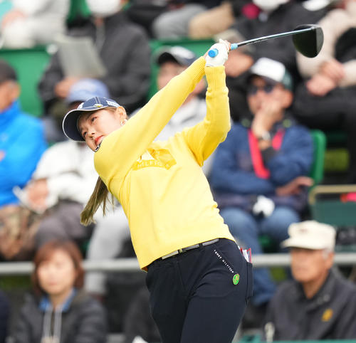 1番、ティーショットを放つ吉田（撮影・菅敏）