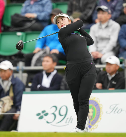 1番、ティーショットを放つ山下（撮影・菅敏）