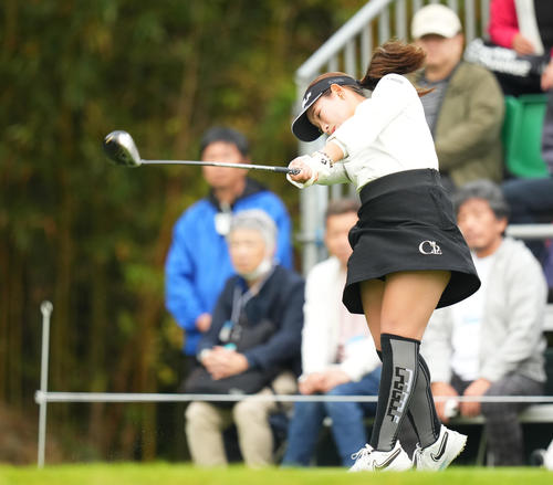 1番、ティーショットを放つ吉本（撮影・菅敏）