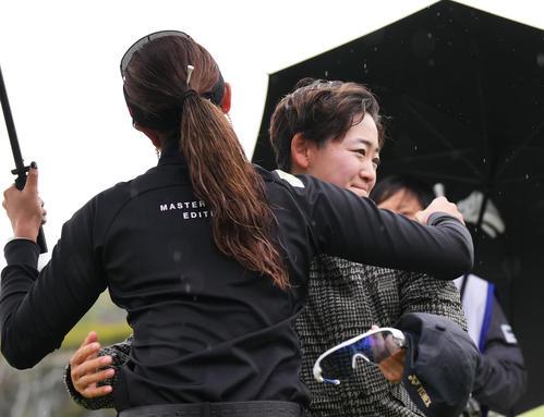 初日を7アンダーでホールアウトし、原（左）とハグする岩井明（撮影・菅敏）