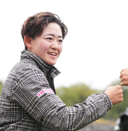 初日を7アンダーでホールアウトし、関係者とグータッチをする岩井明（撮影・菅敏）