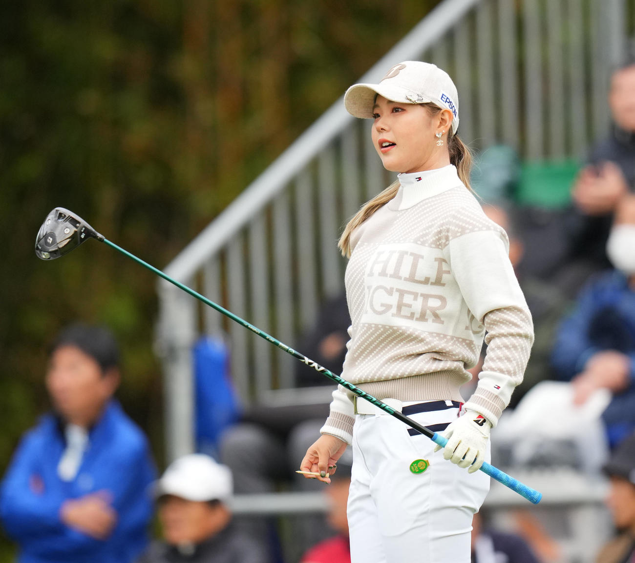 1番、ティーショットを放つ吉田（撮影・菅敏）
