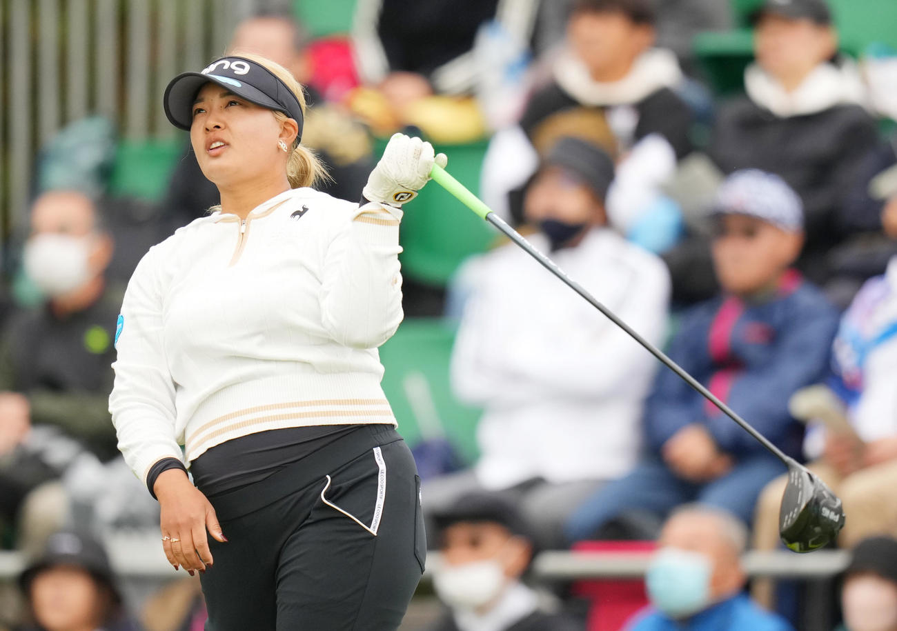 1番、ティーショットを放つ鈴木（撮影・菅敏）