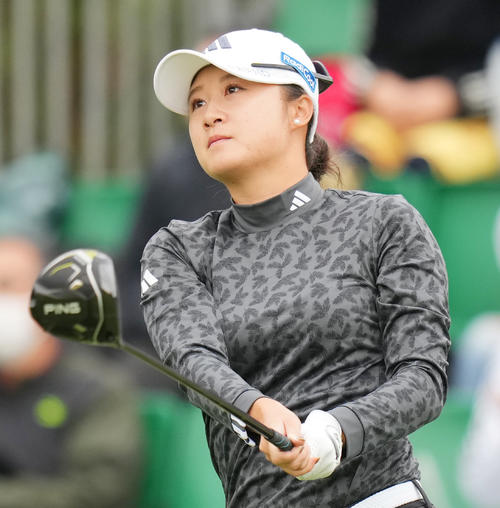 1番、ティーショットを放つ森田（撮影・菅敏）
