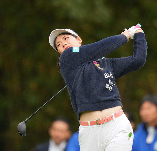 1番、ティーショットを放つ桜井（撮影・菅敏）