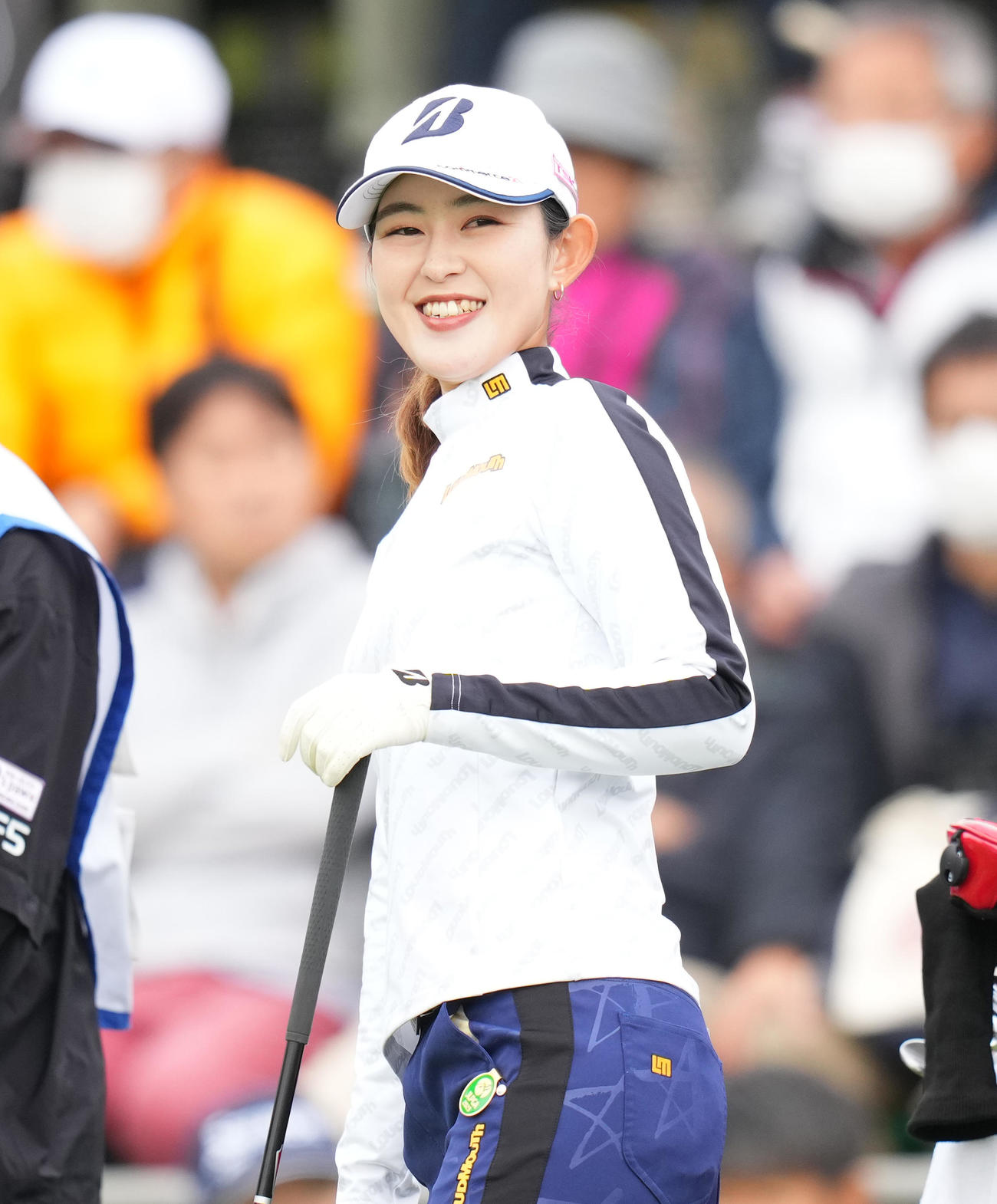 1番を前に笑顔を見せる浜崎（撮影・菅敏）