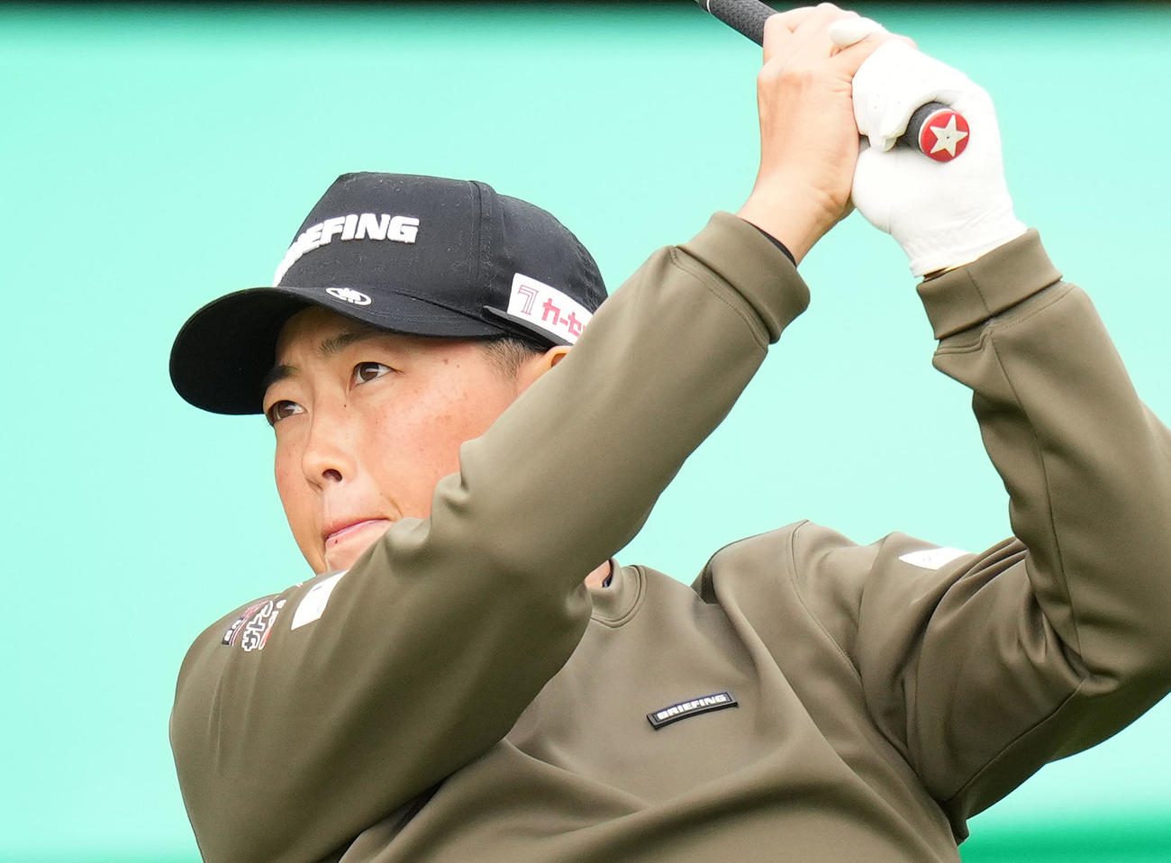 1番、ティーショットを放つ工藤（撮影・菅敏）
