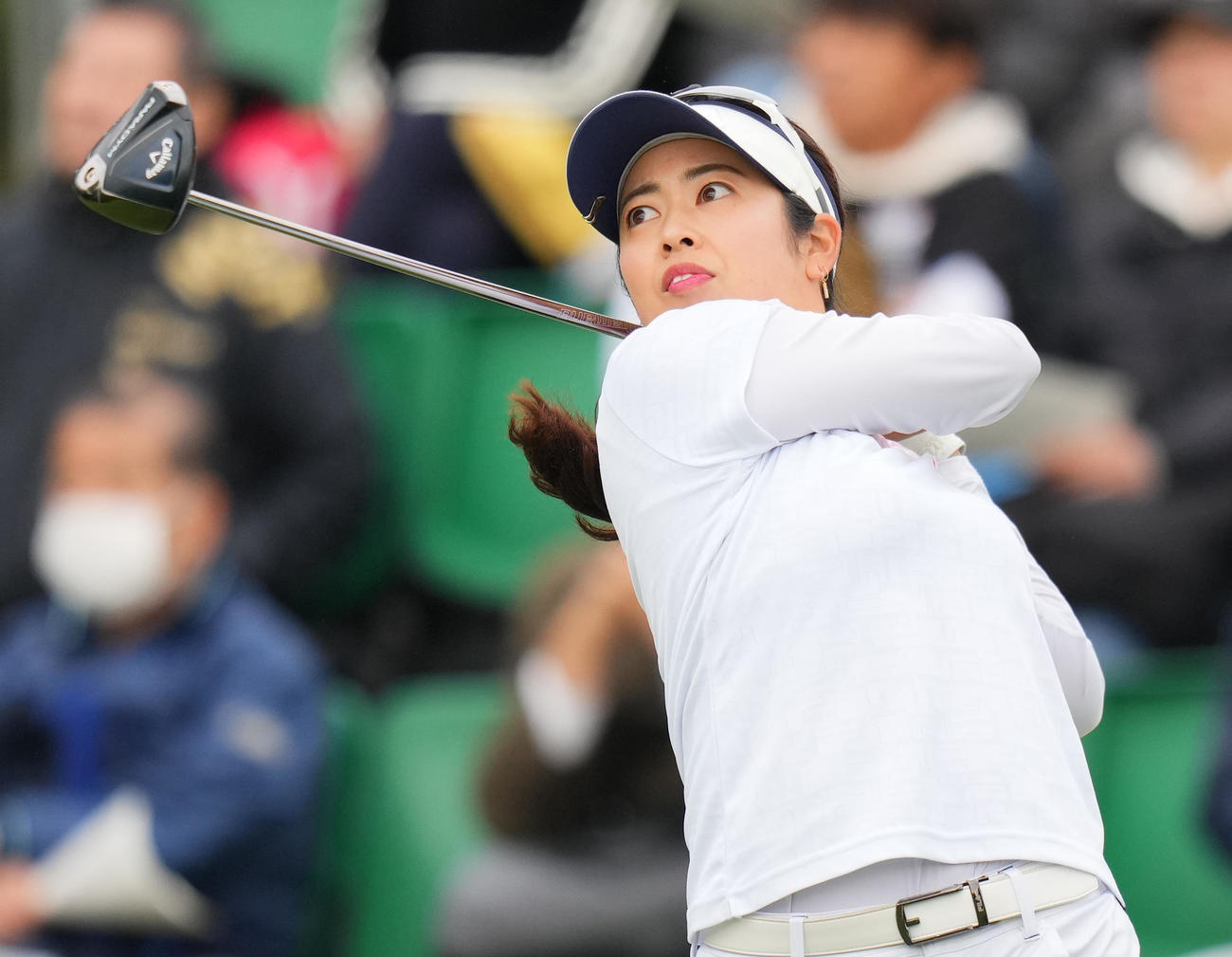 1番、ティーショットを放つ天本（撮影・菅敏）