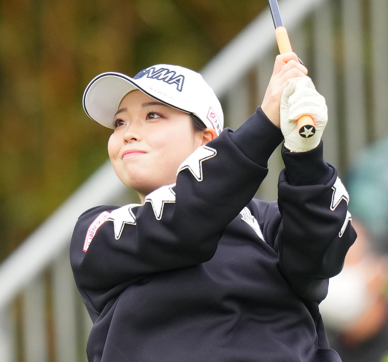 1番、ティーショットを放つ後藤（撮影・菅敏）