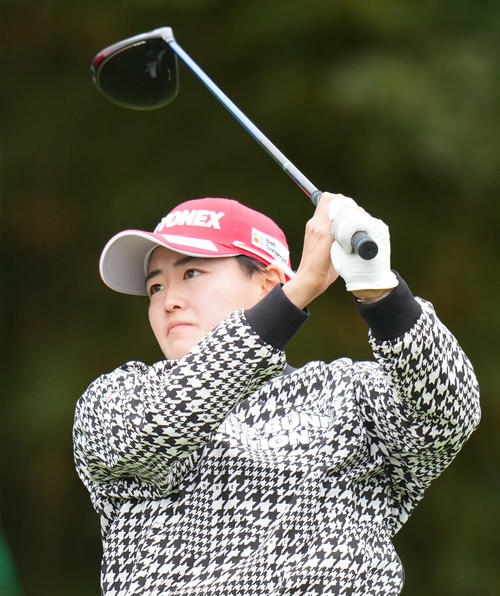 1番、ティーショットを放つ岩井明（撮影・菅敏）