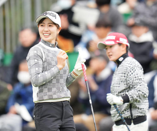 1番、ティーショットを放ち、笑顔を見せる蛭田。奥は岩井明（撮影・菅敏）