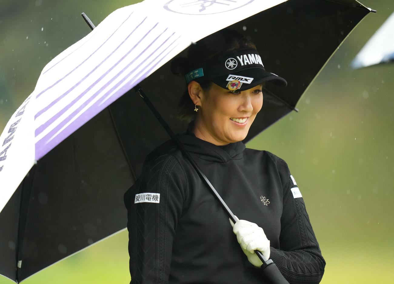 2番、ティーショットを放ち、笑顔でコースに入る福田真未（撮影・菅敏）