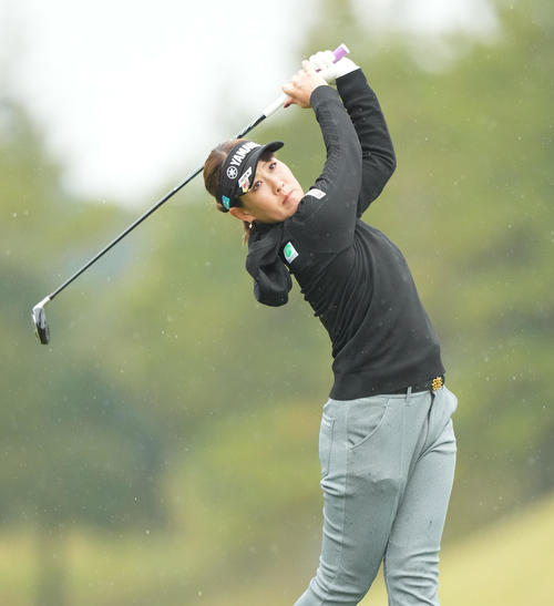 2番、ティーショットを放つ福田真未（撮影・菅敏）