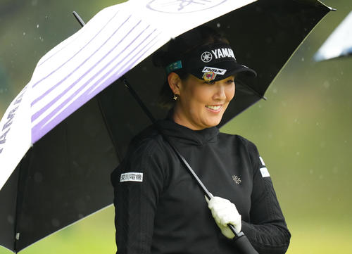 2番、ティーショットを放ち、笑顔でコースに入る福田真未（撮影・菅敏）