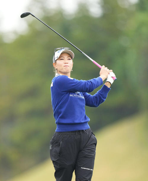 2番、ティーショットを放つ上田桃子（撮影・菅敏）
