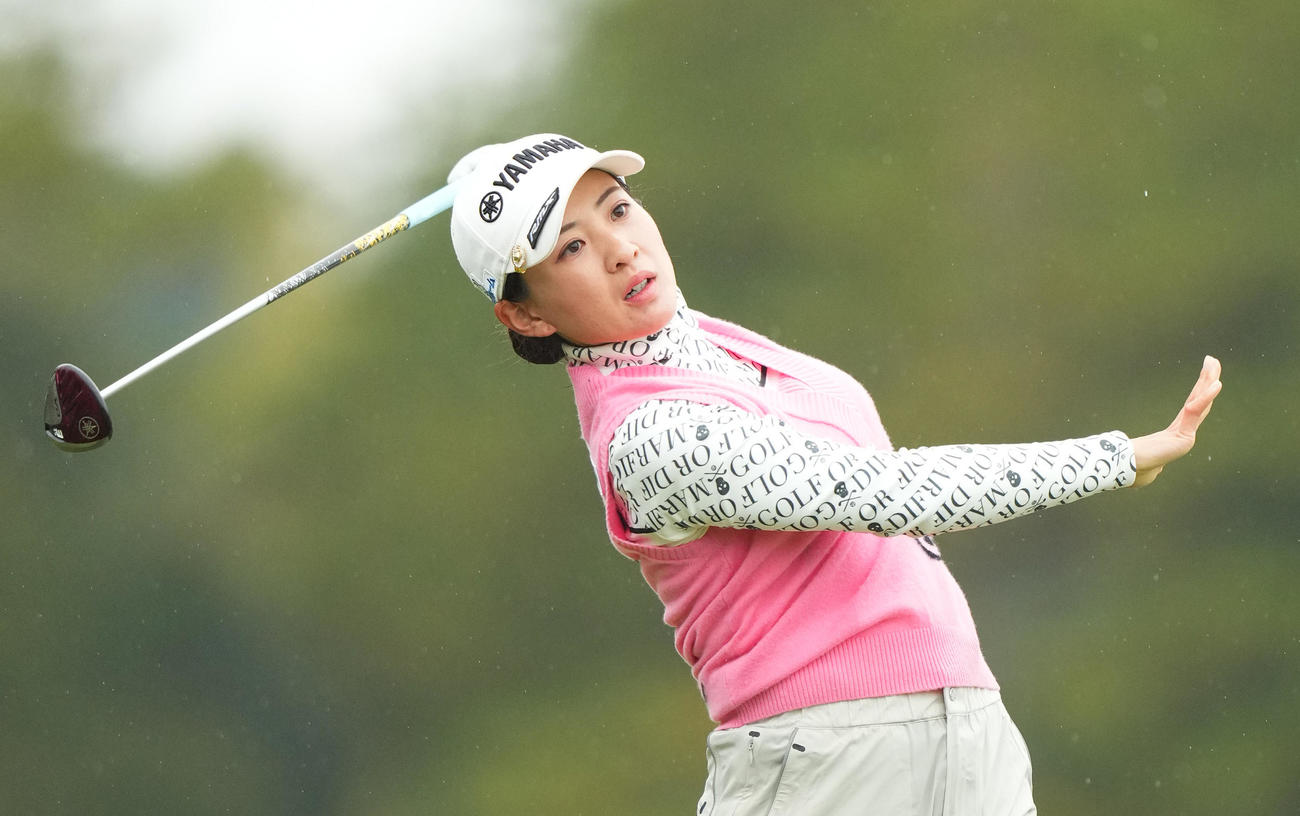 2番、ティーショットを放つ永井花奈（撮影・菅敏）