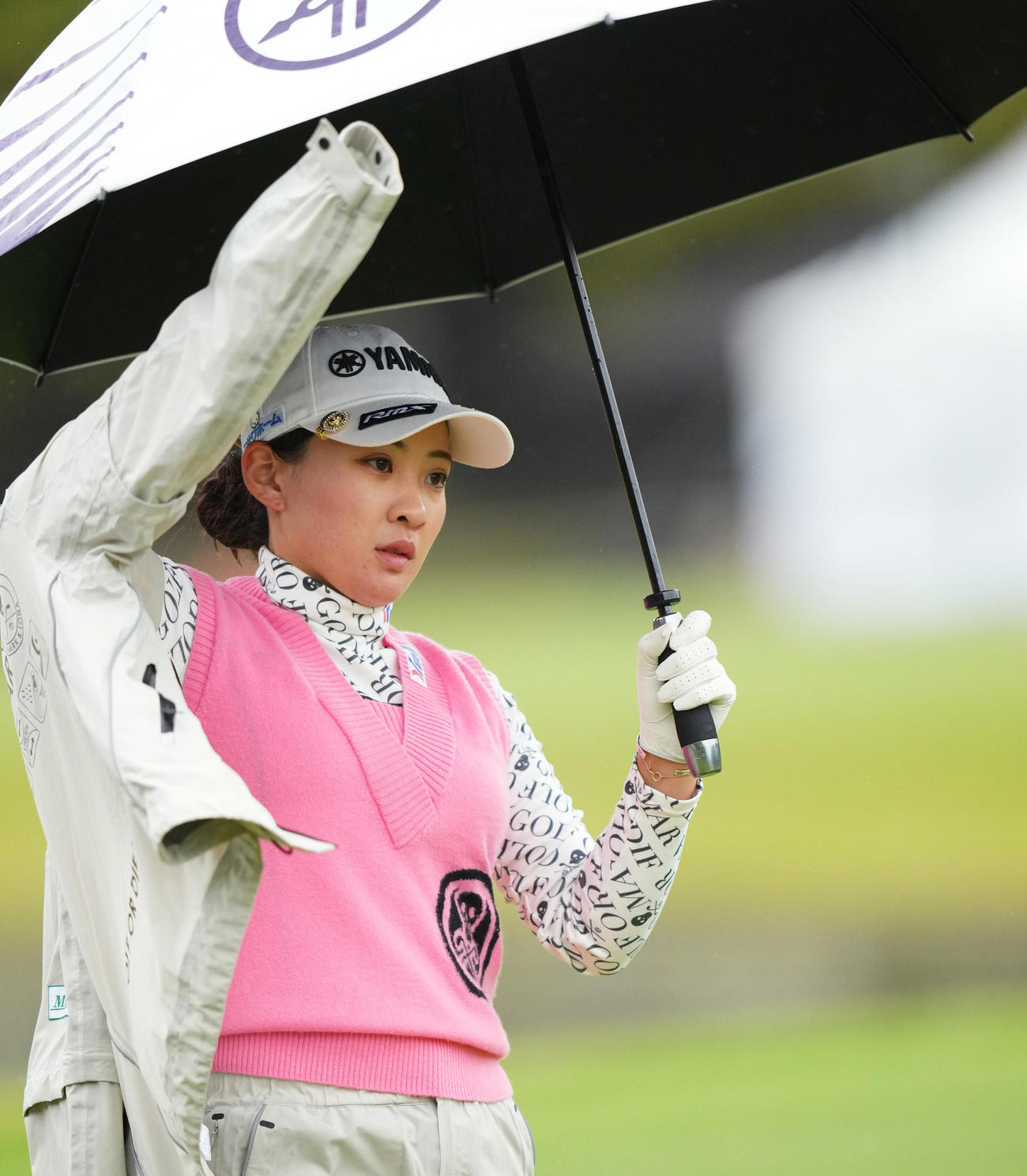 2番、ティーショットを放ち、コースに入る永井花奈（撮影・菅敏）