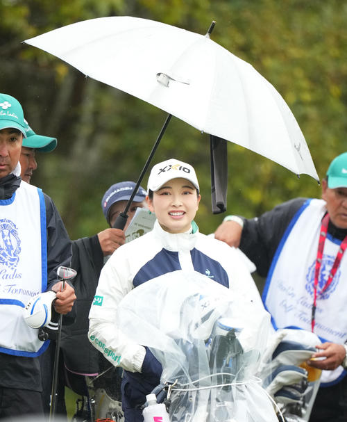 2番、ティーショットを放ち、笑顔の小祝（撮影・菅敏）