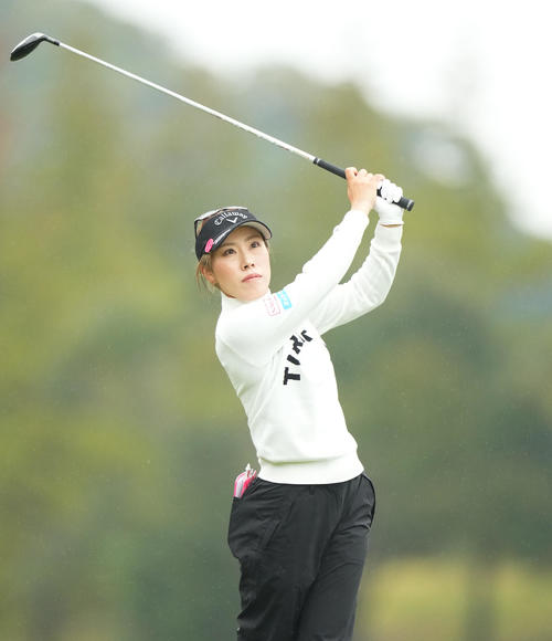 2番、ティーショットを放つ木村彩子（撮影・菅敏）