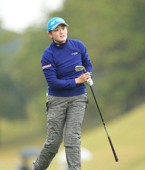 2番、ティーショットを放つ岩井明愛（撮影・菅敏）
