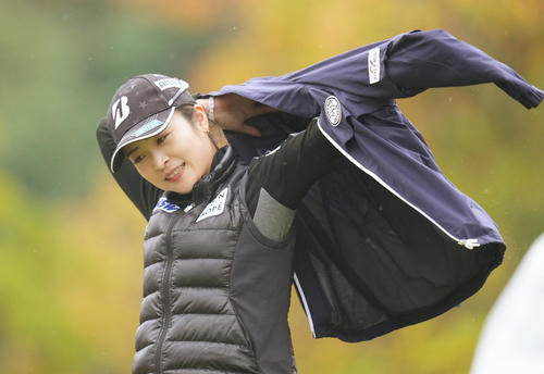 9番、ティーショットを放ち、ジャケットを羽織る三ケ島（撮影・菅敏）